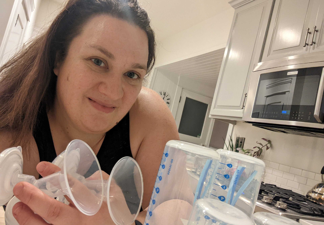 Sabrina Doula getting breast pump parts together for her client